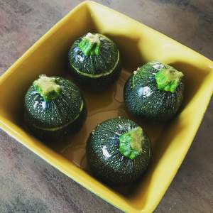 Courgettes rondes farcies prêtes à être enfournées
