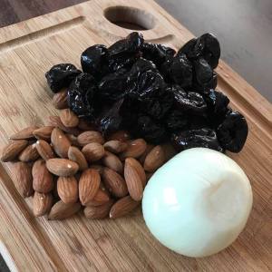 pruneaux oignon amandes